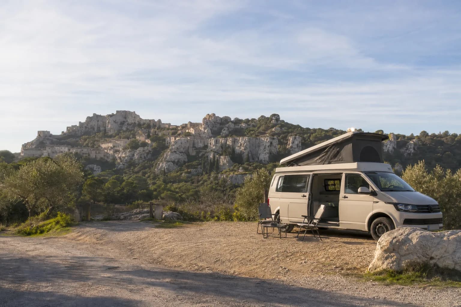 Alpilles : Les Baux et Saint-Rémy-de-Provence en van aménagé au départ de marseille